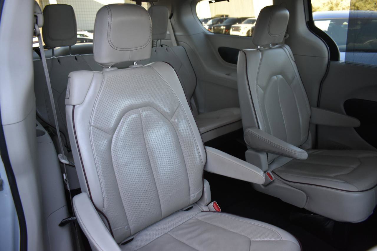 Used 2020 Chrysler Pacifica Limited image 30