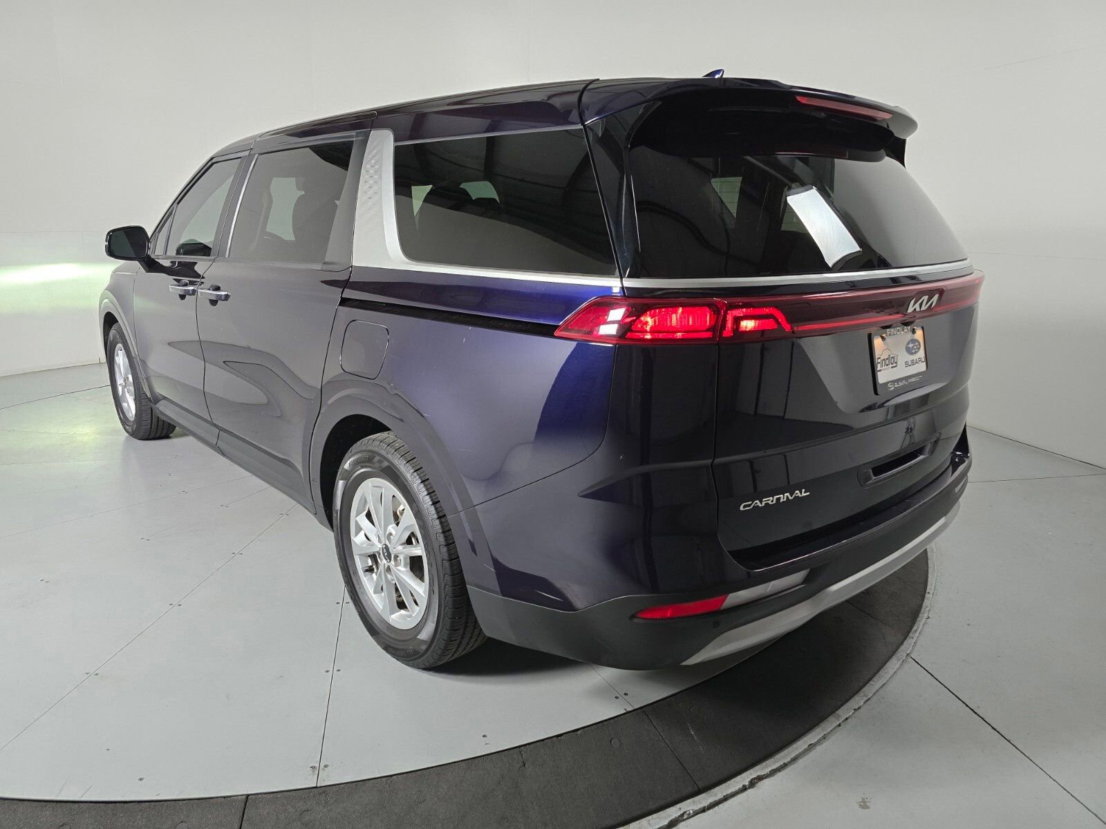 Used 2023 Kia Carnival LX image 3