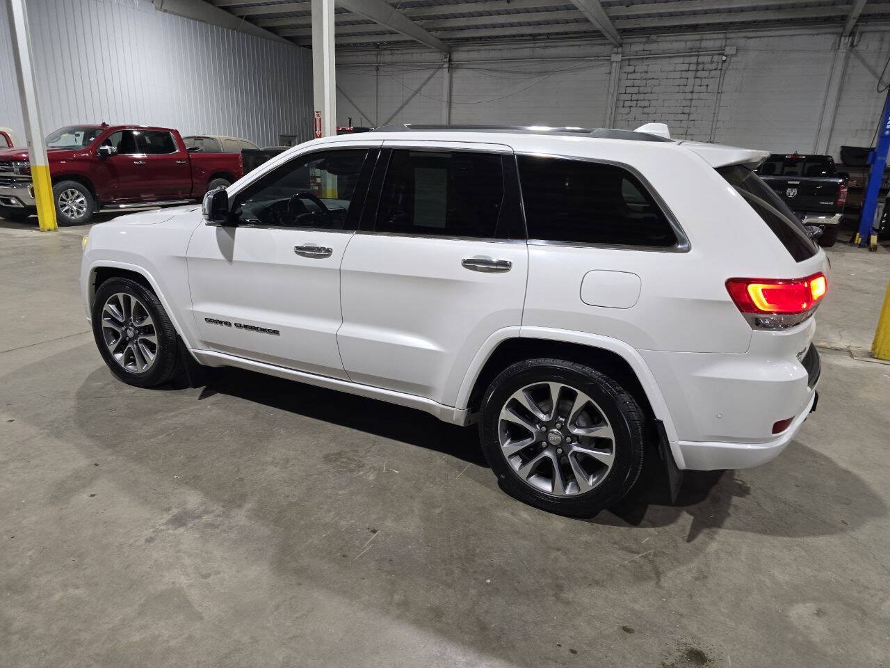 Used 2018 Jeep Grand Cherokee Overland AWD/4WD image 7