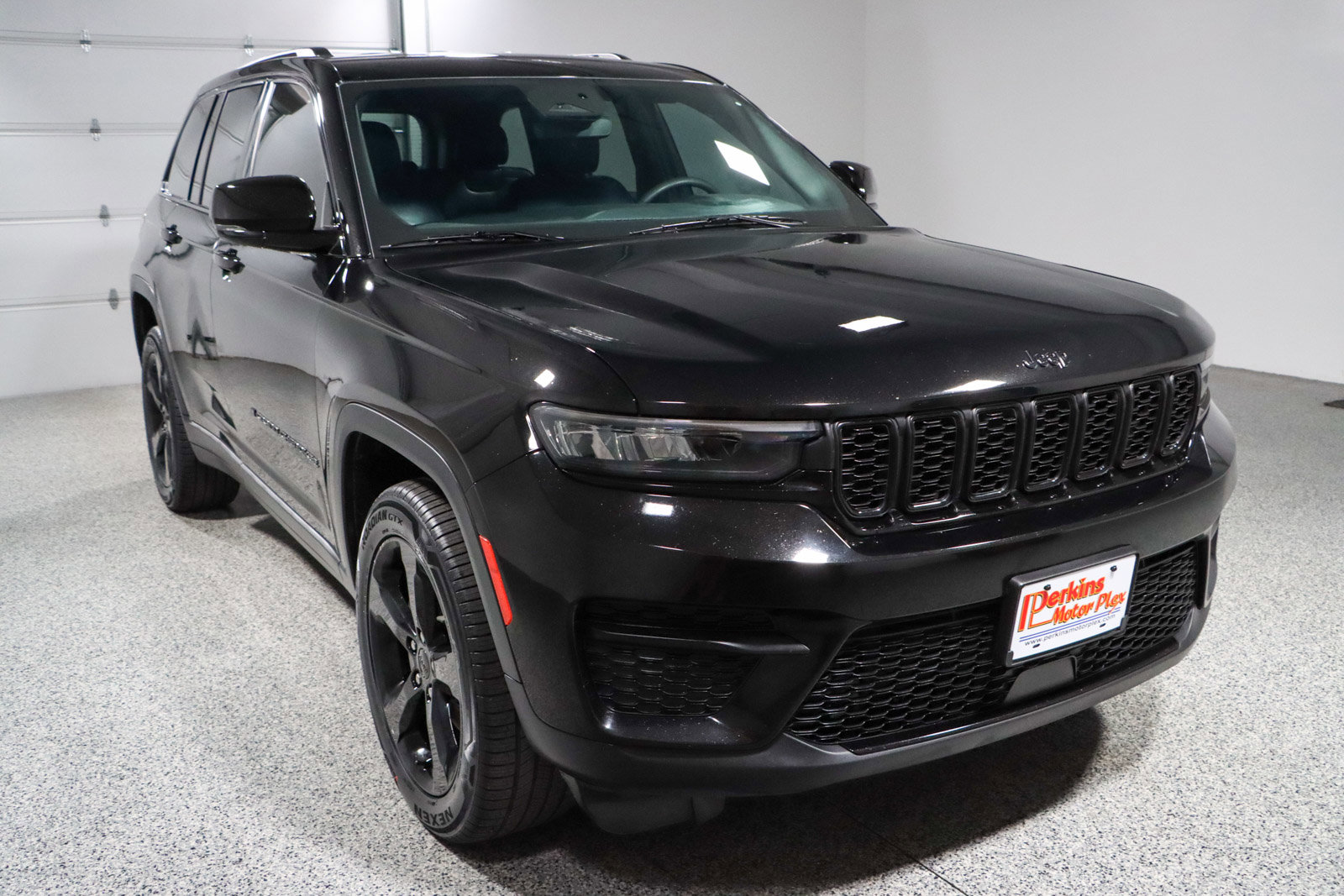 Used 2023 Jeep Grand Cherokee Altitude image 5