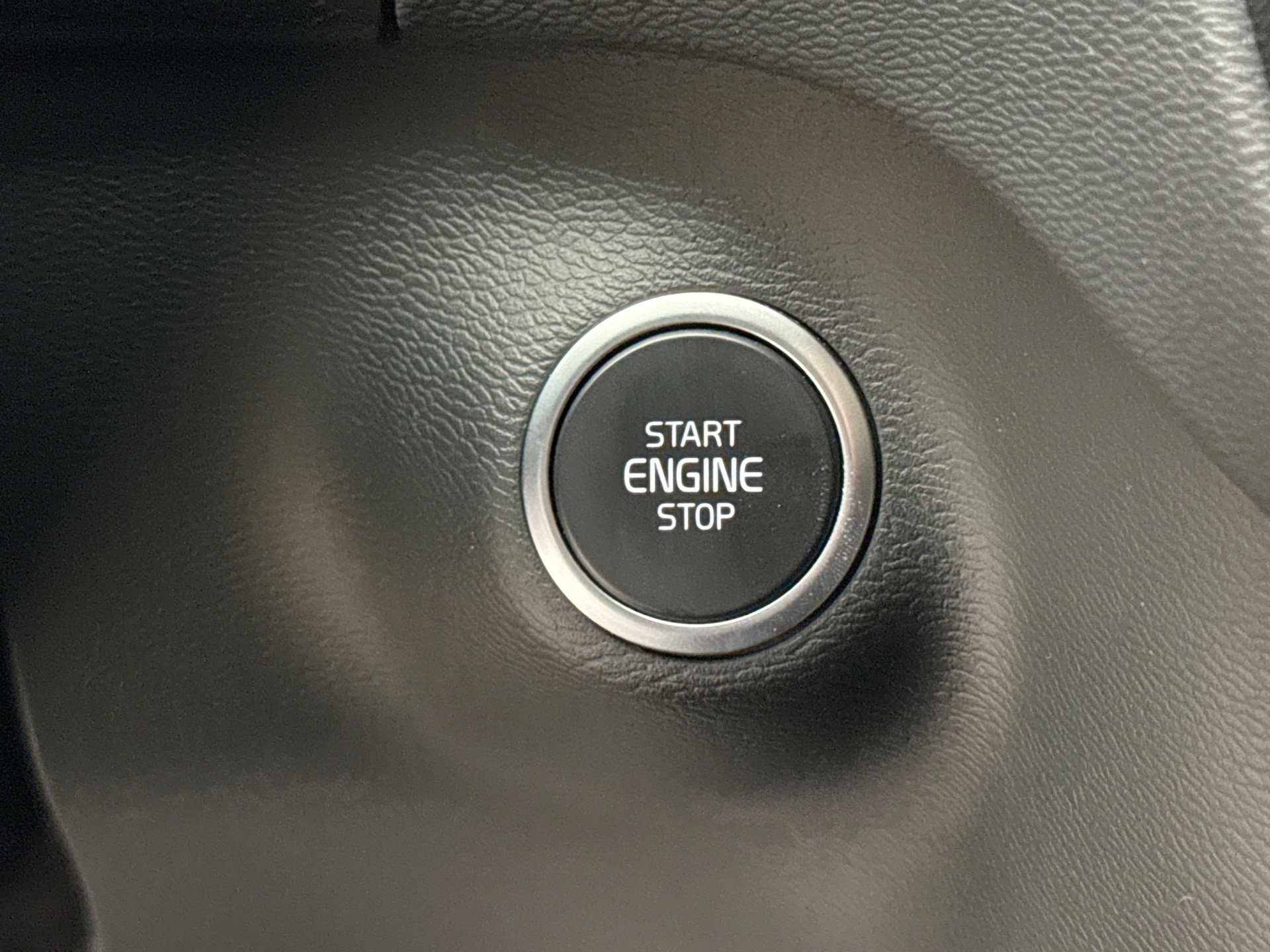 Used 2025 Volvo XC40 B5 Core image 21