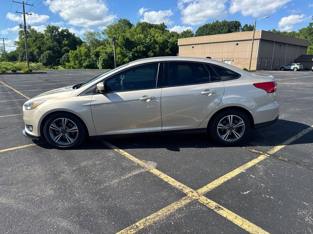 Used 2018 Ford Focus SE w/ SE Appearance Package FWD image 3