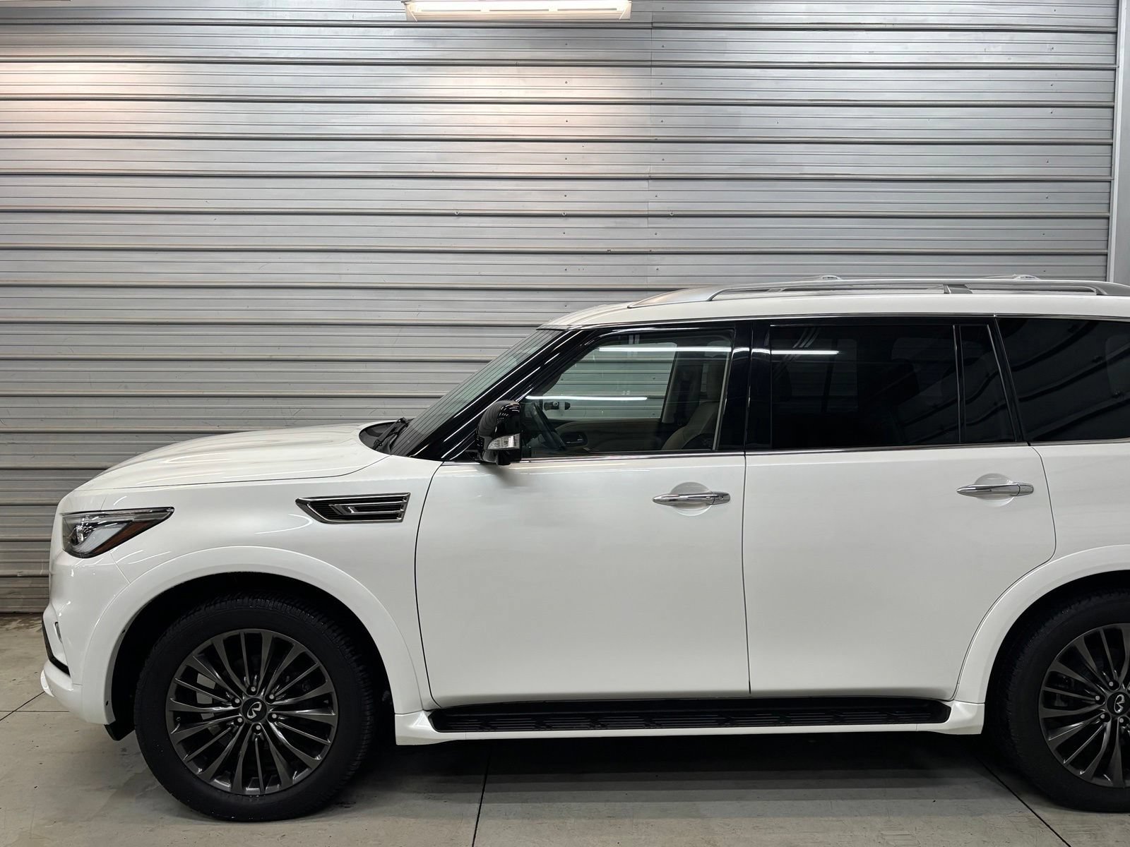 Used 2023 INFINITI QX80 Premium Select w/ Cargo Package AWD/4WD image 3