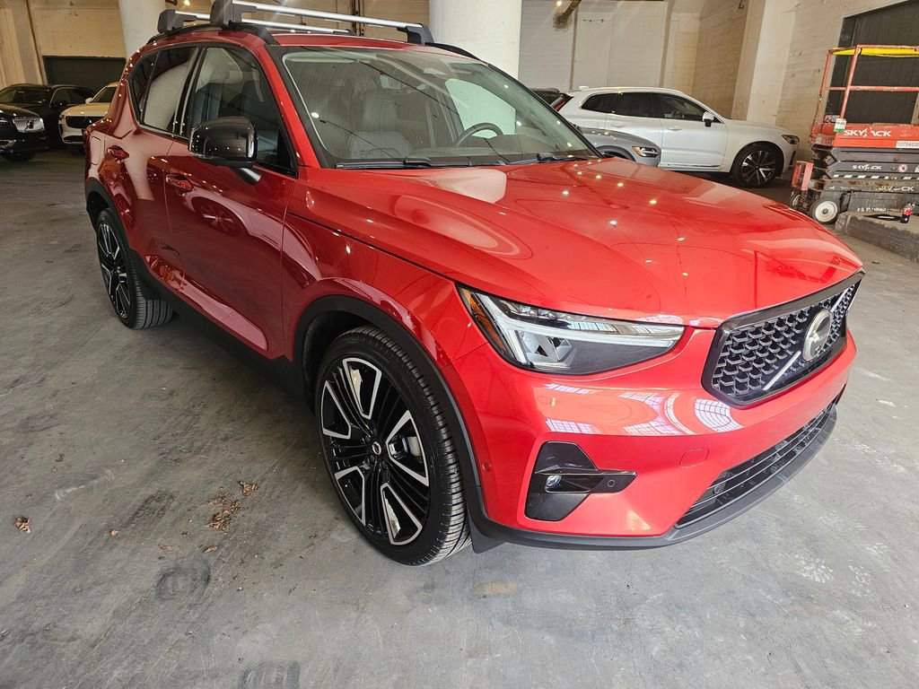 Certified 2025 Volvo XC40 B5 Plus AWD/4WD image 5