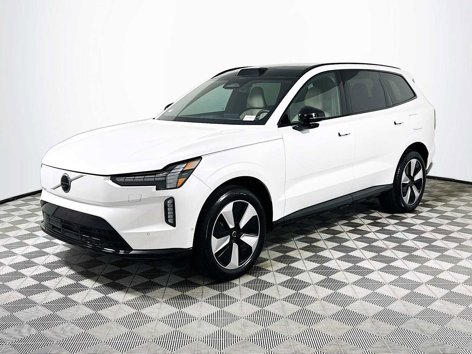 Used 2025 Volvo EX90 Plus image 3