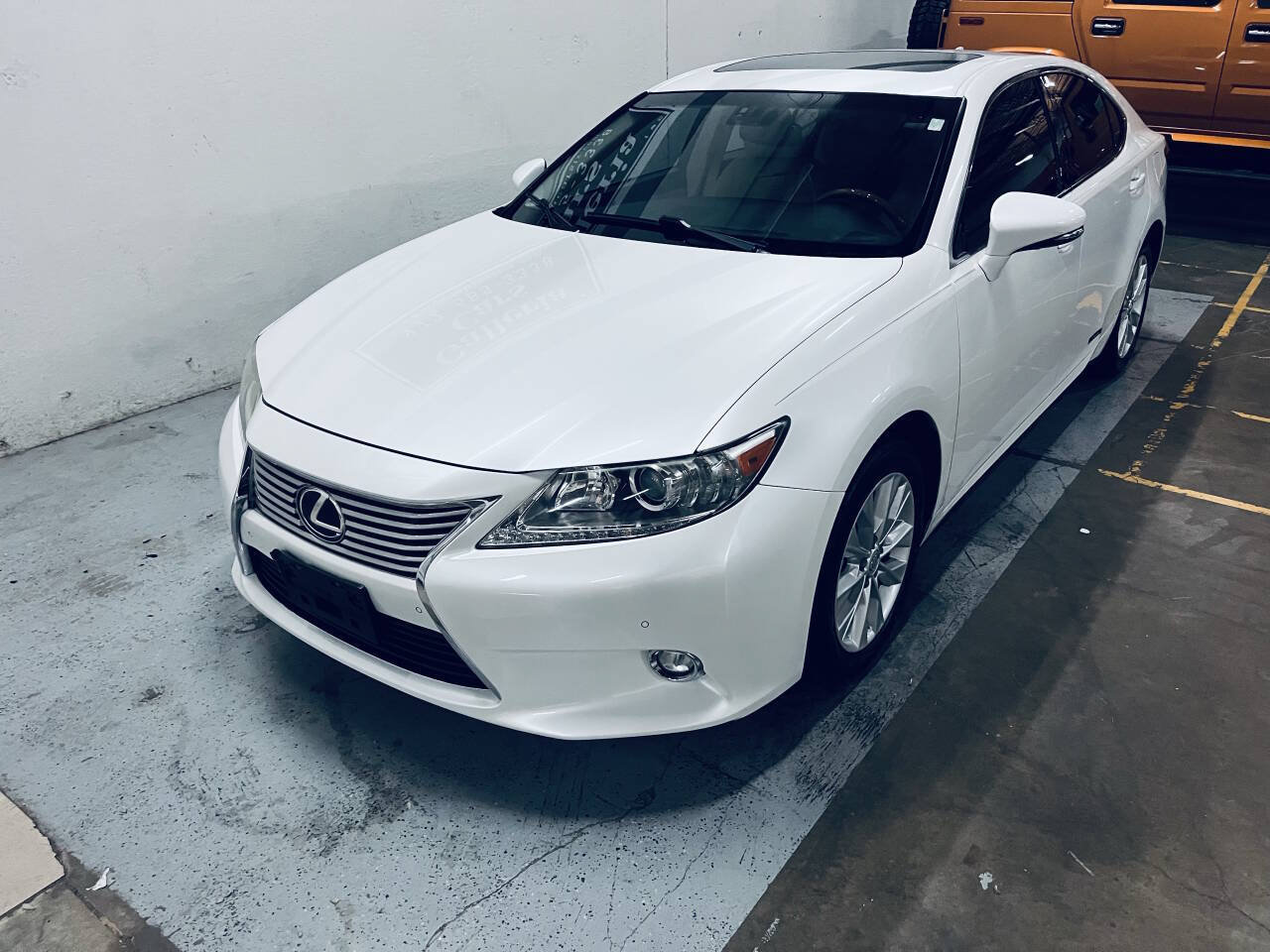 Used 2015 Lexus ES 300h w/ Navigation System Package FWD image 3