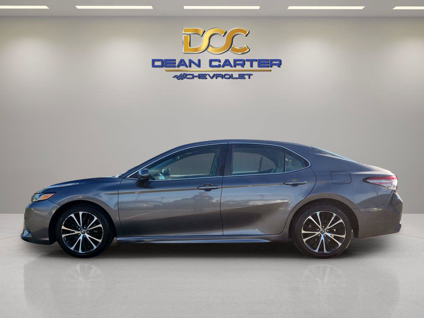 Used 2019 Toyota Camry SE FWD image 2