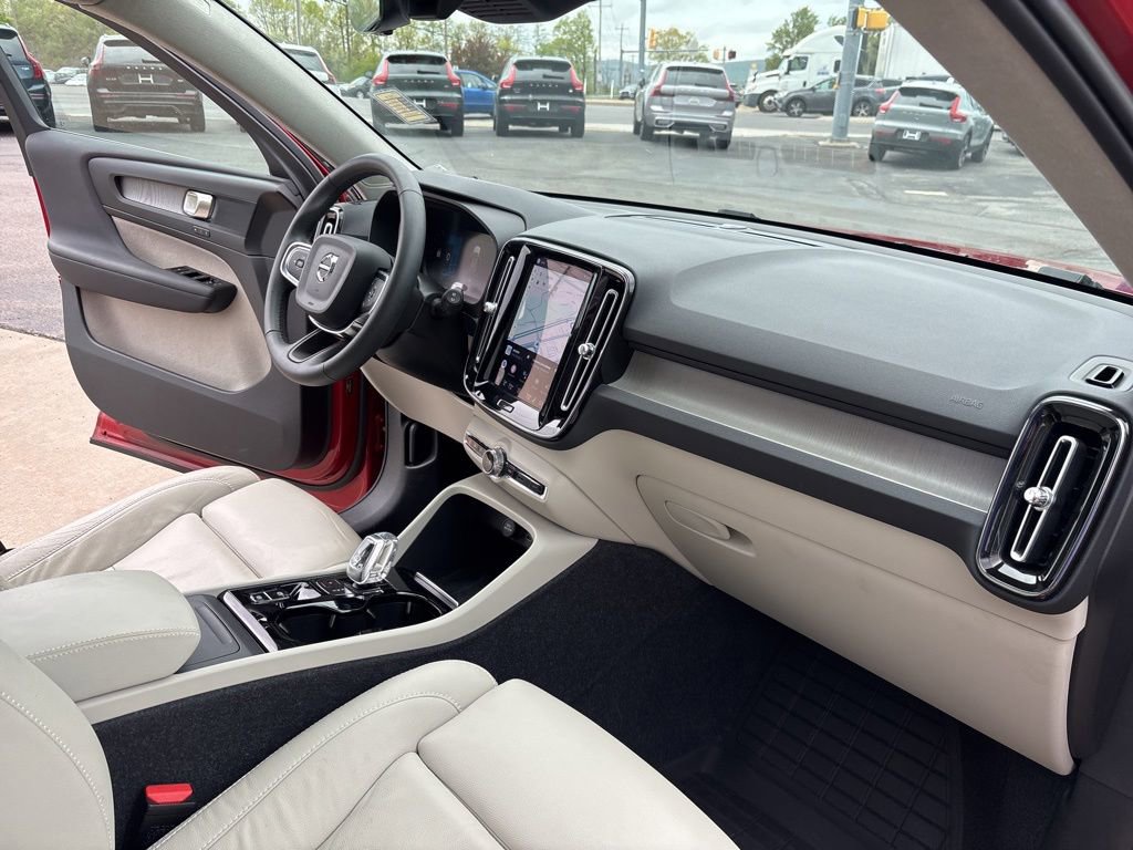 Used 2023 Volvo XC40 B5 Plus w/ Driver Assist Package AWD/4WD image 32
