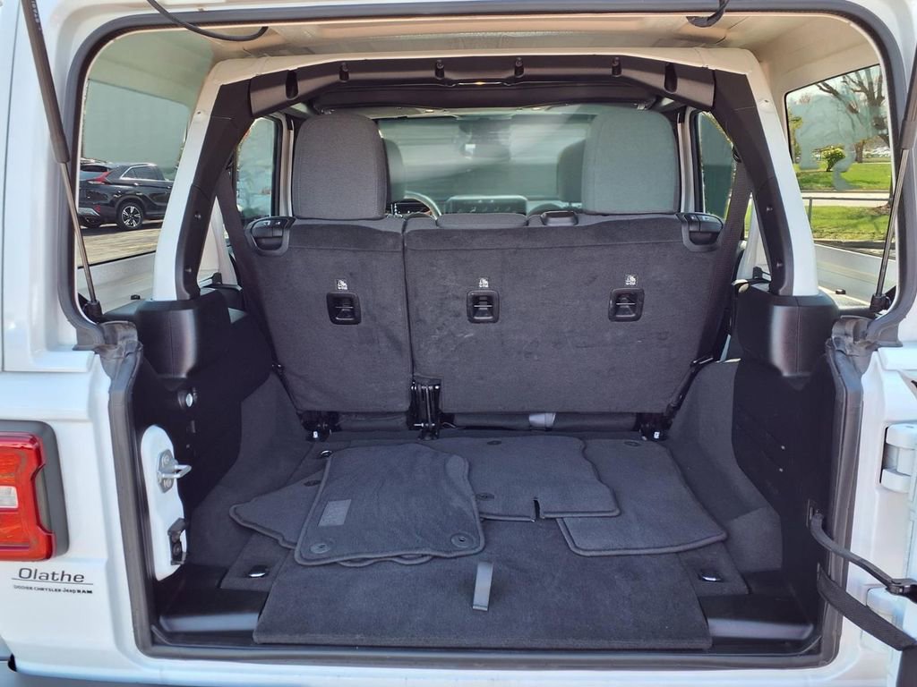 Used 2025 Jeep Wrangler Sahara image 24