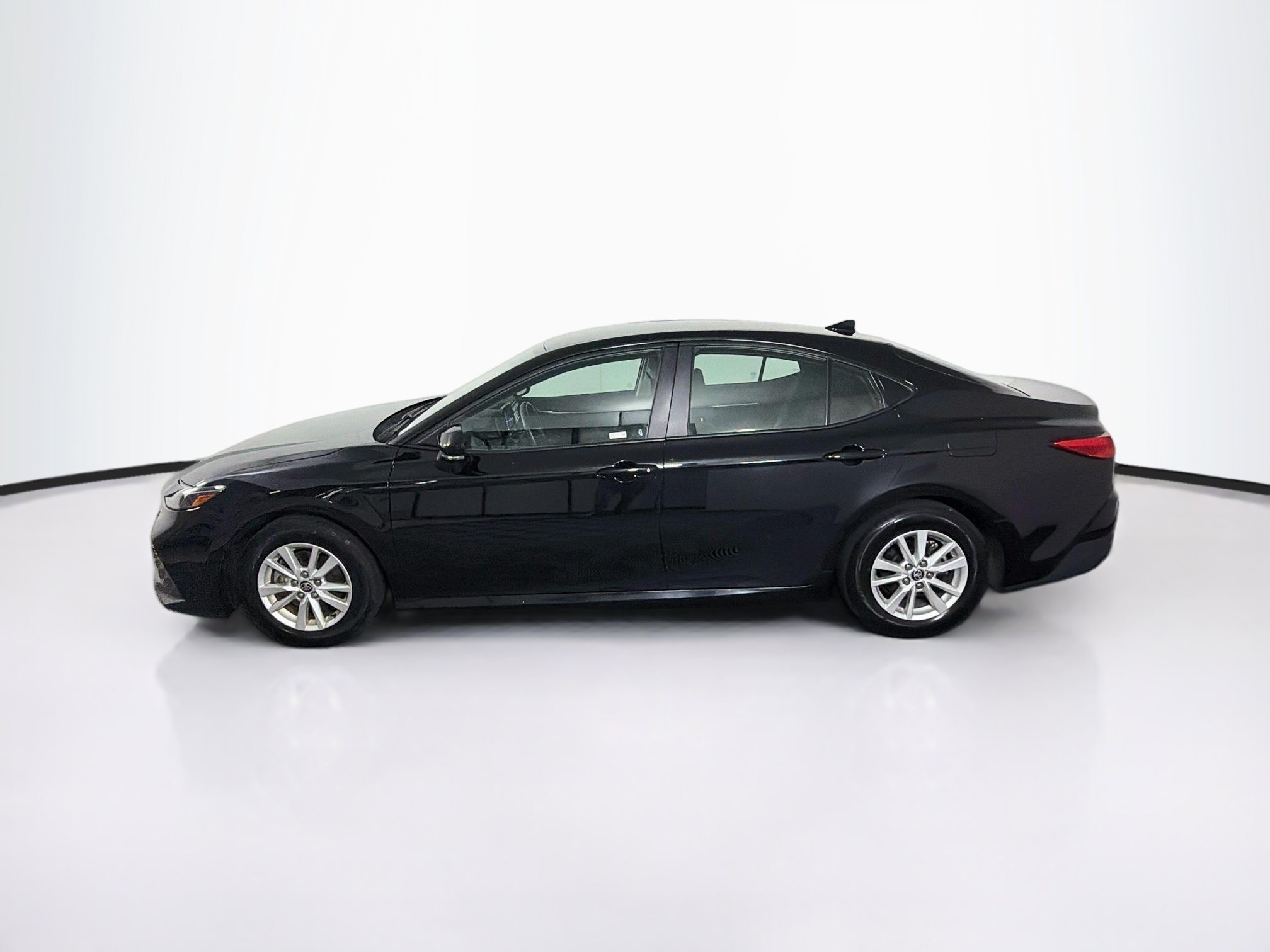 Used 2025 Toyota Camry LE FWD image 4