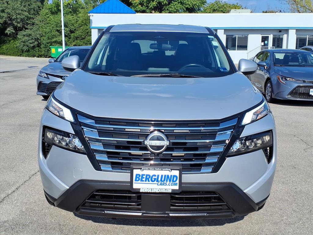 Used 2025 Nissan Rogue SV FWD image 9