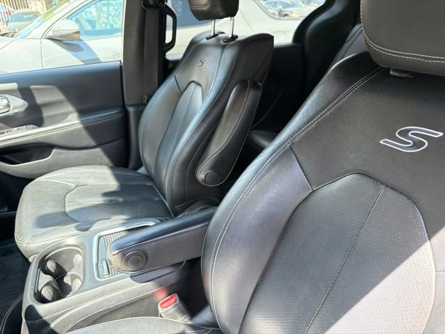 Used 2020 Chrysler Pacifica Touring-L Plus w/ S Appearance Package FWD image 4