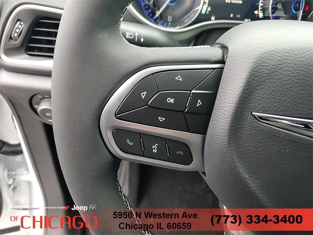 New 2025 Chrysler Pacifica Select FWD image 18