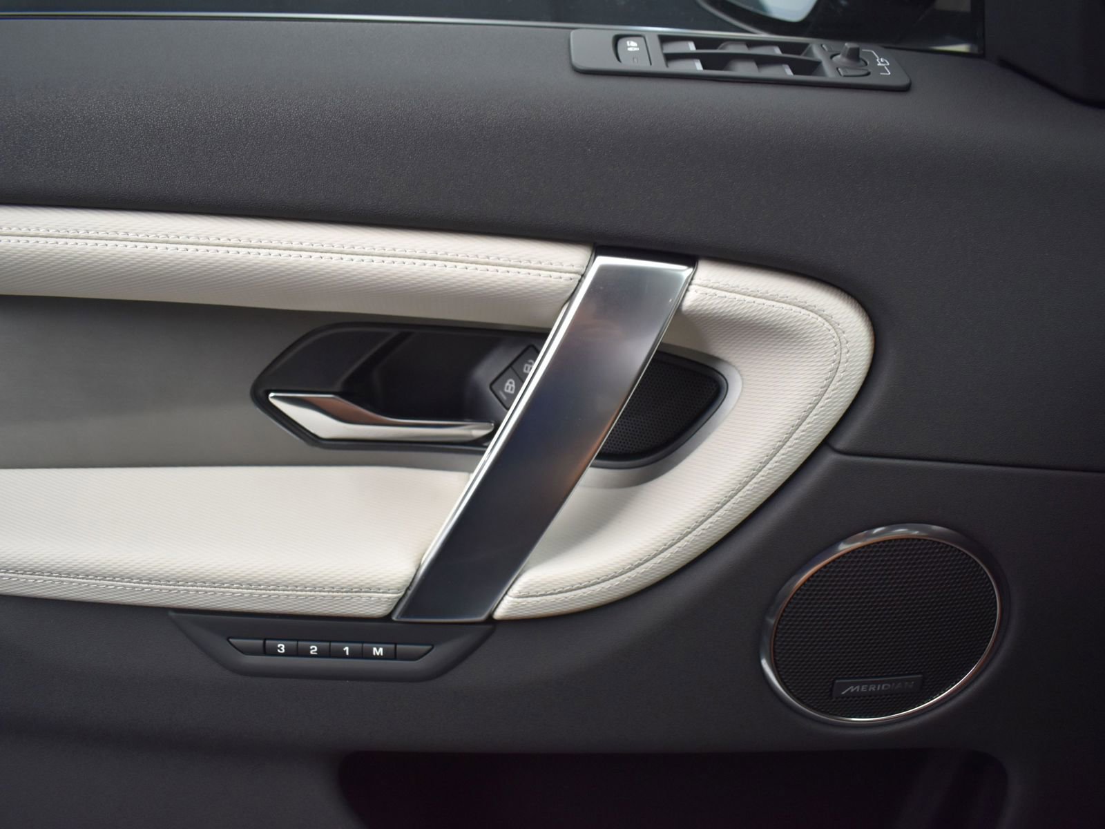 New 2024 Land Rover Discovery Sport Dynamic SE image 12