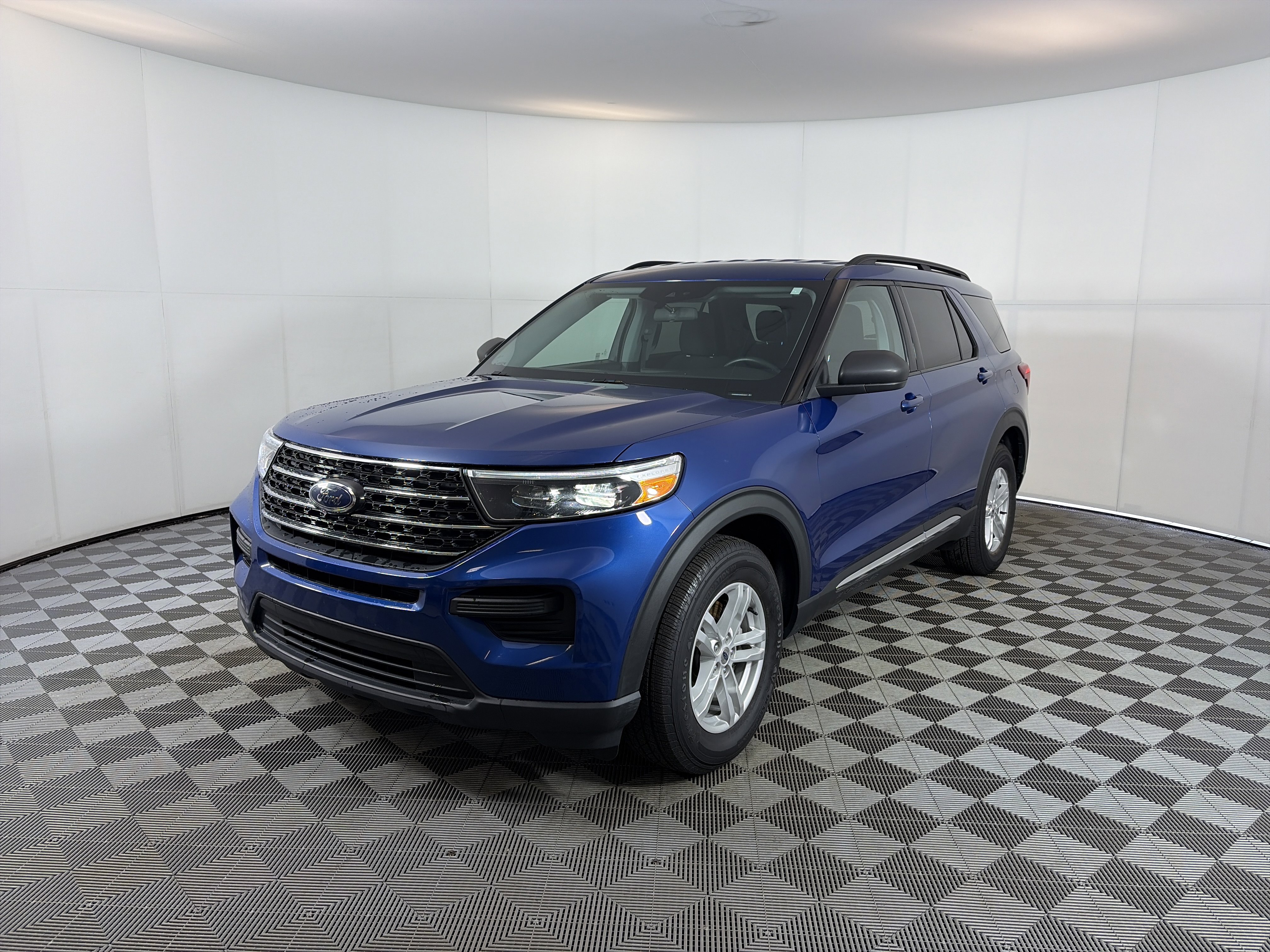 Used 2021 Ford Explorer XLT image 2