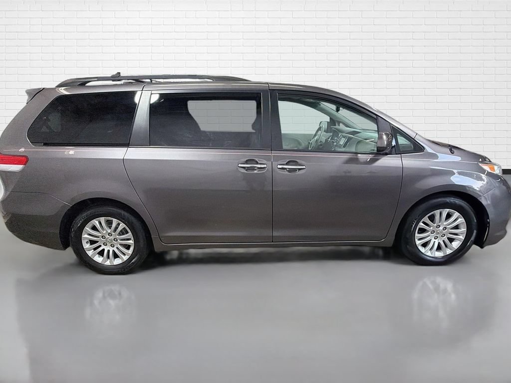 Used 2014 Toyota Sienna XLE FWD image 10