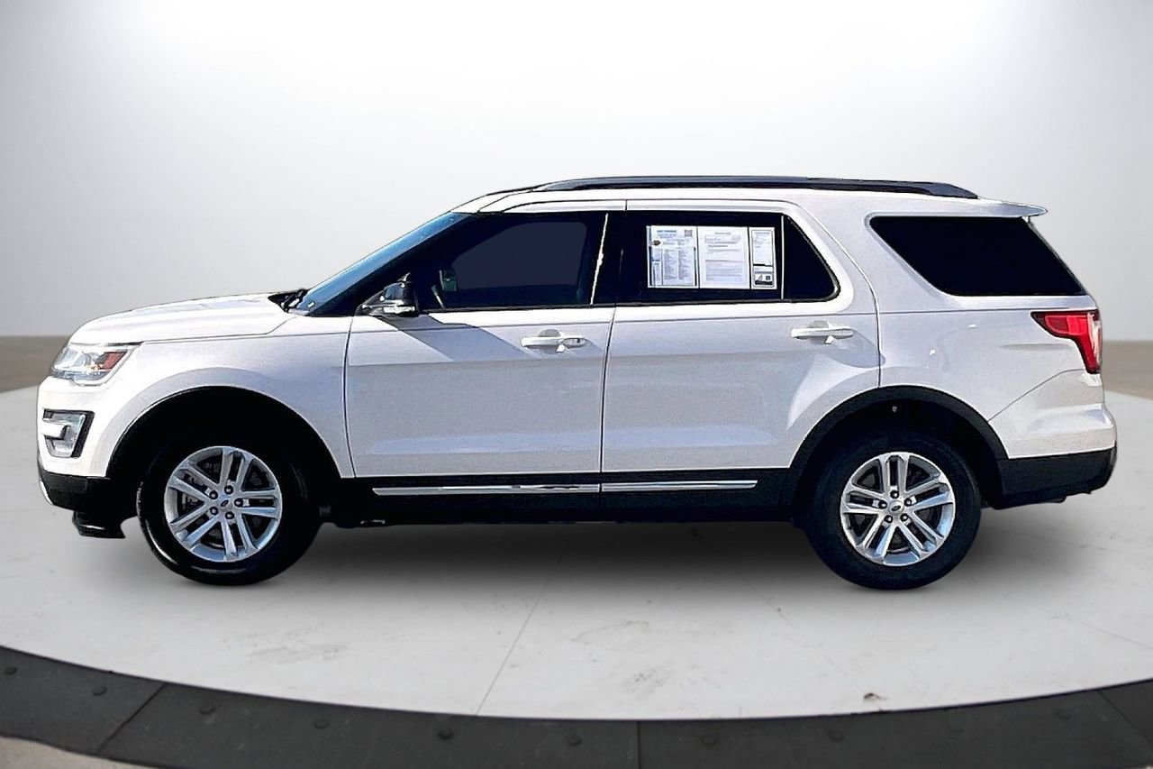 Used 2017 Ford Explorer XLT w/ Equipment Group 202A image 6