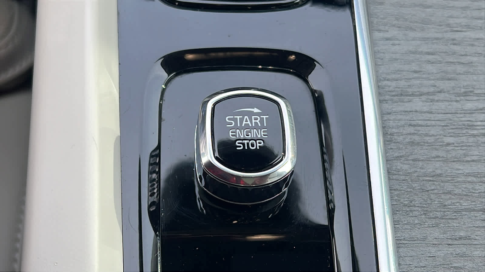 Used 2023 Volvo XC60 B6 Ultimate w/ Climate Package image 17