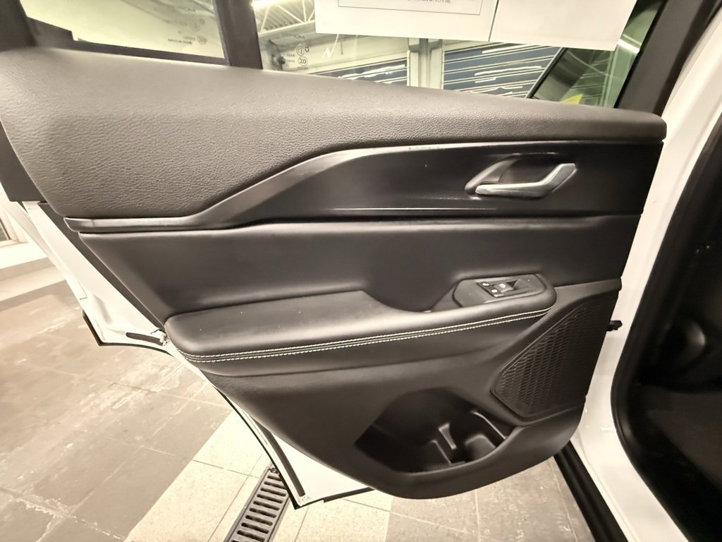 Certified 2025 Jeep Grand Cherokee Altitude image 38