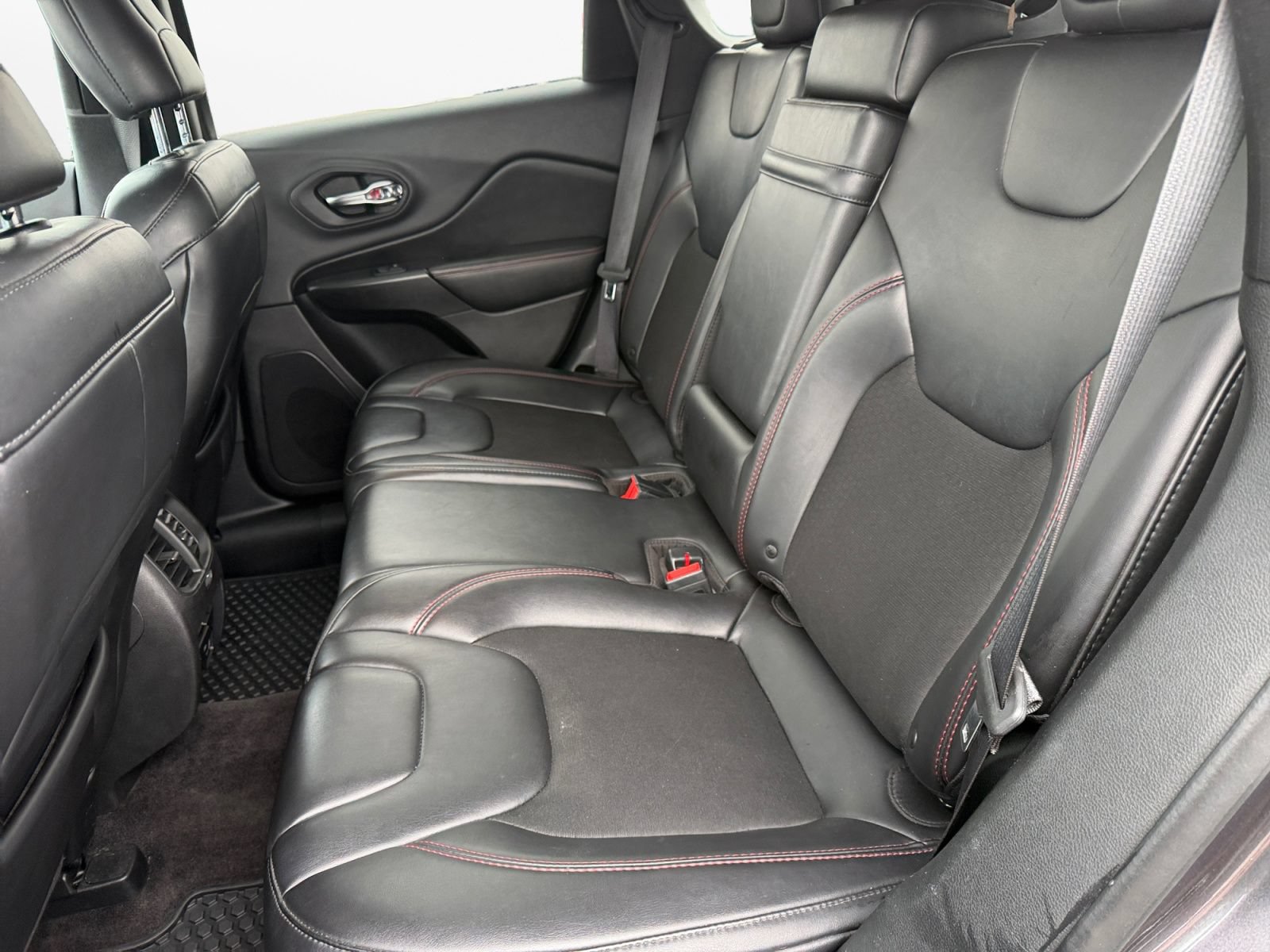 Used 2019 Jeep Cherokee Trailhawk w/ Cold Weather Group AWD/4WD image 15
