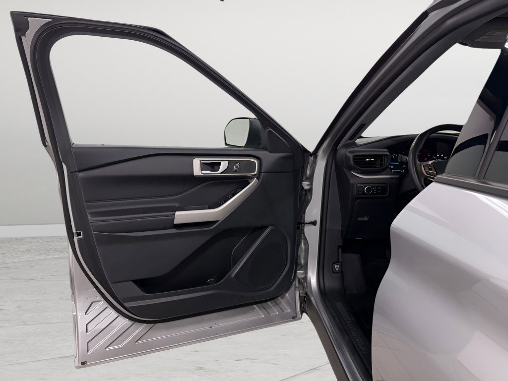 Used 2023 Ford Explorer XLT image 17