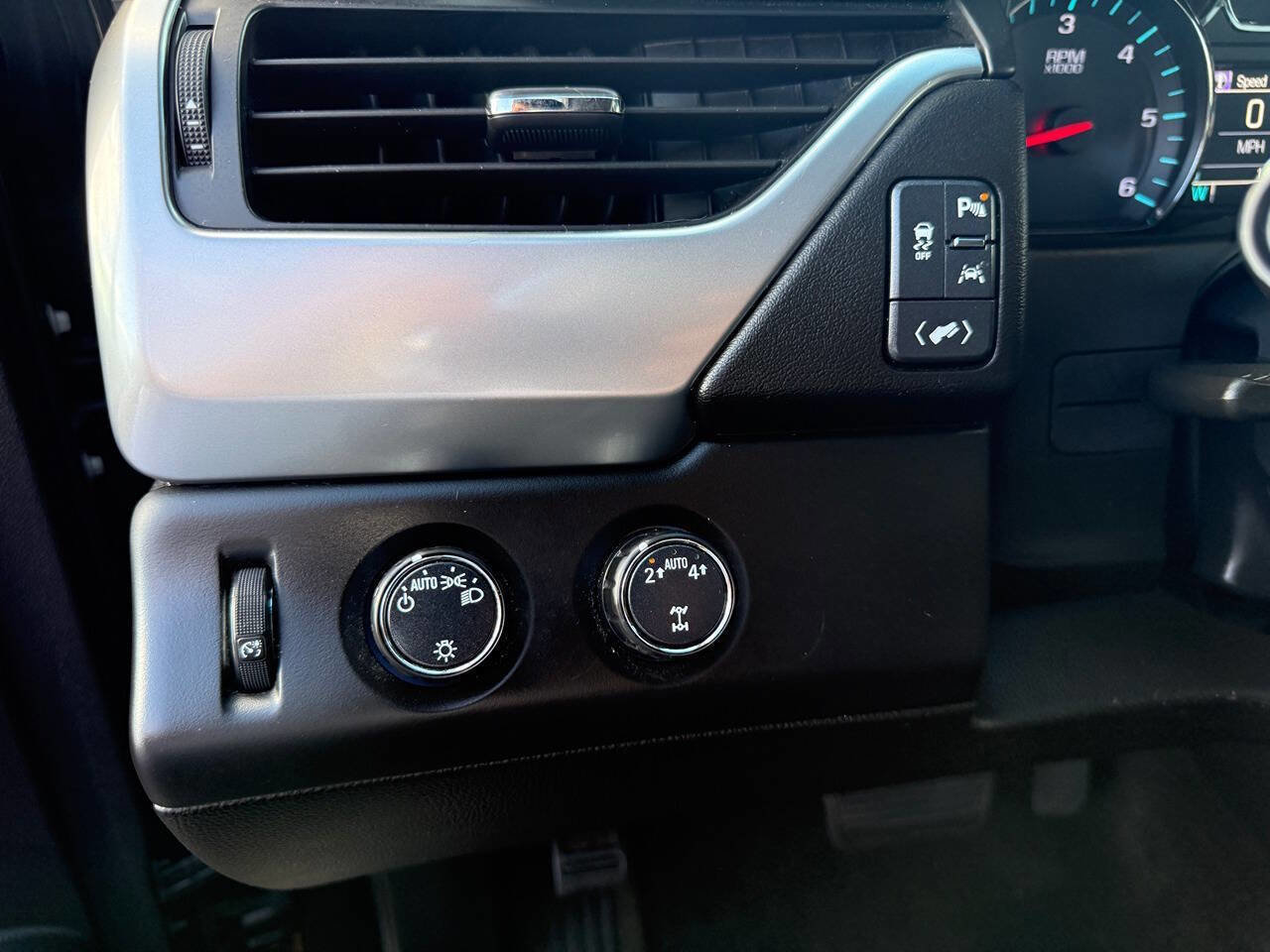 Used 2017 Chevrolet Suburban LT image 31