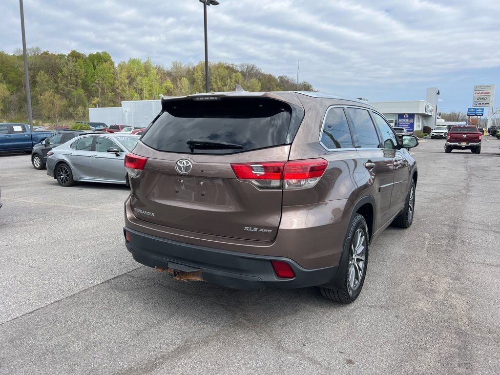 Used 2018 Toyota Highlander XLE AWD/4WD image 5