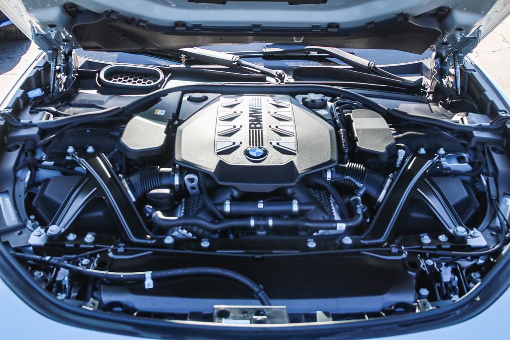 Used 2025 BMW 760i xDrive image 25