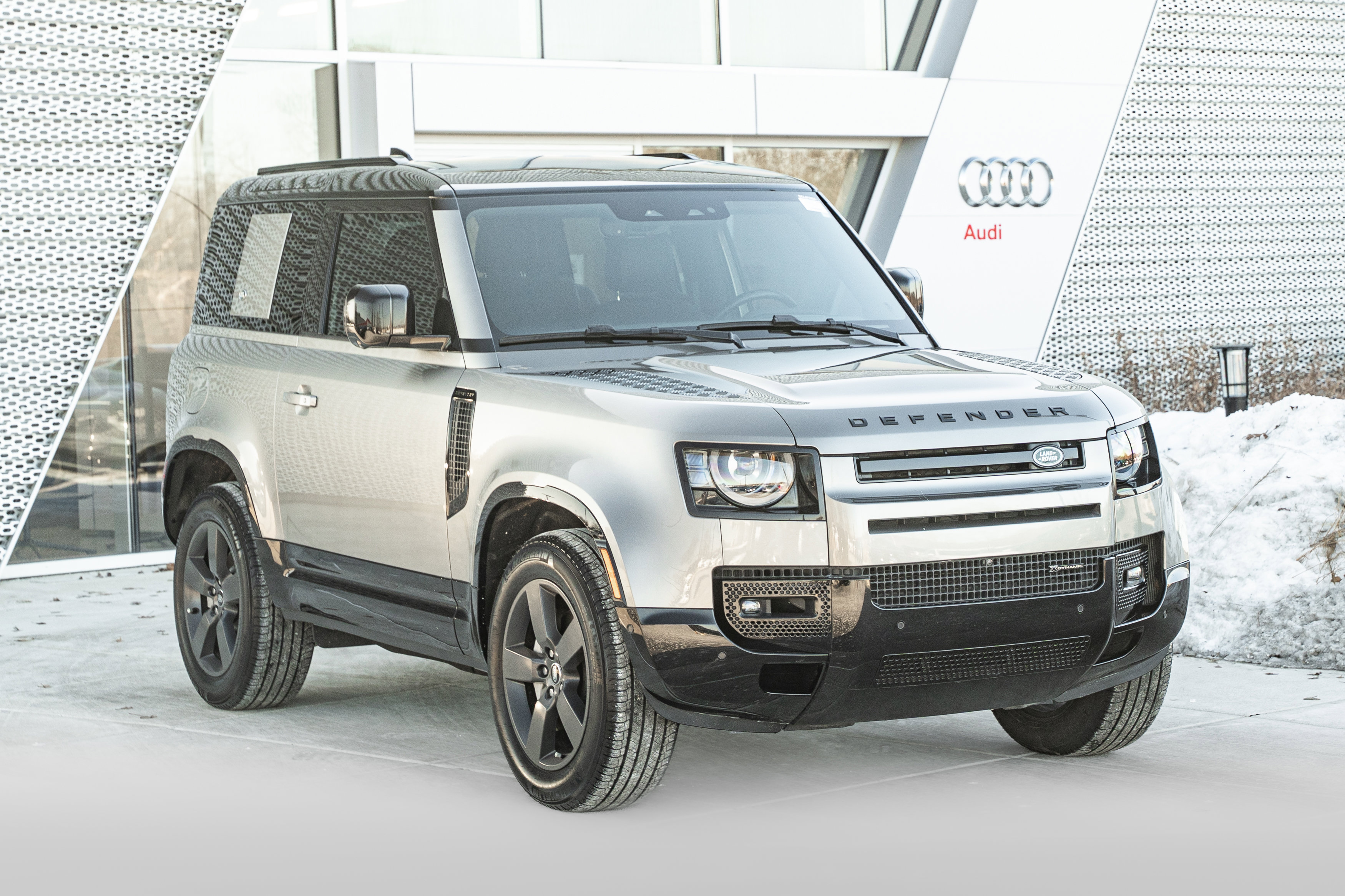 Used 2023 Land Rover Defender 90 X-Dynamic SE image 2