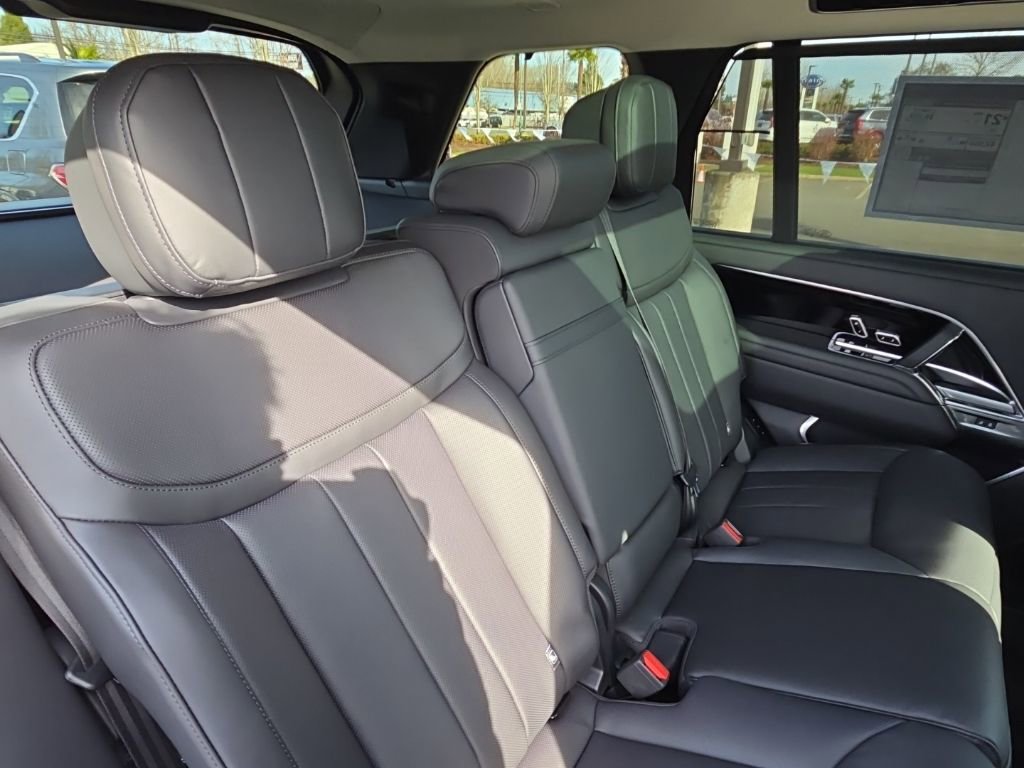 New 2026 Land Rover Range Rover Long Wheelbase SE AWD/4WD image 18