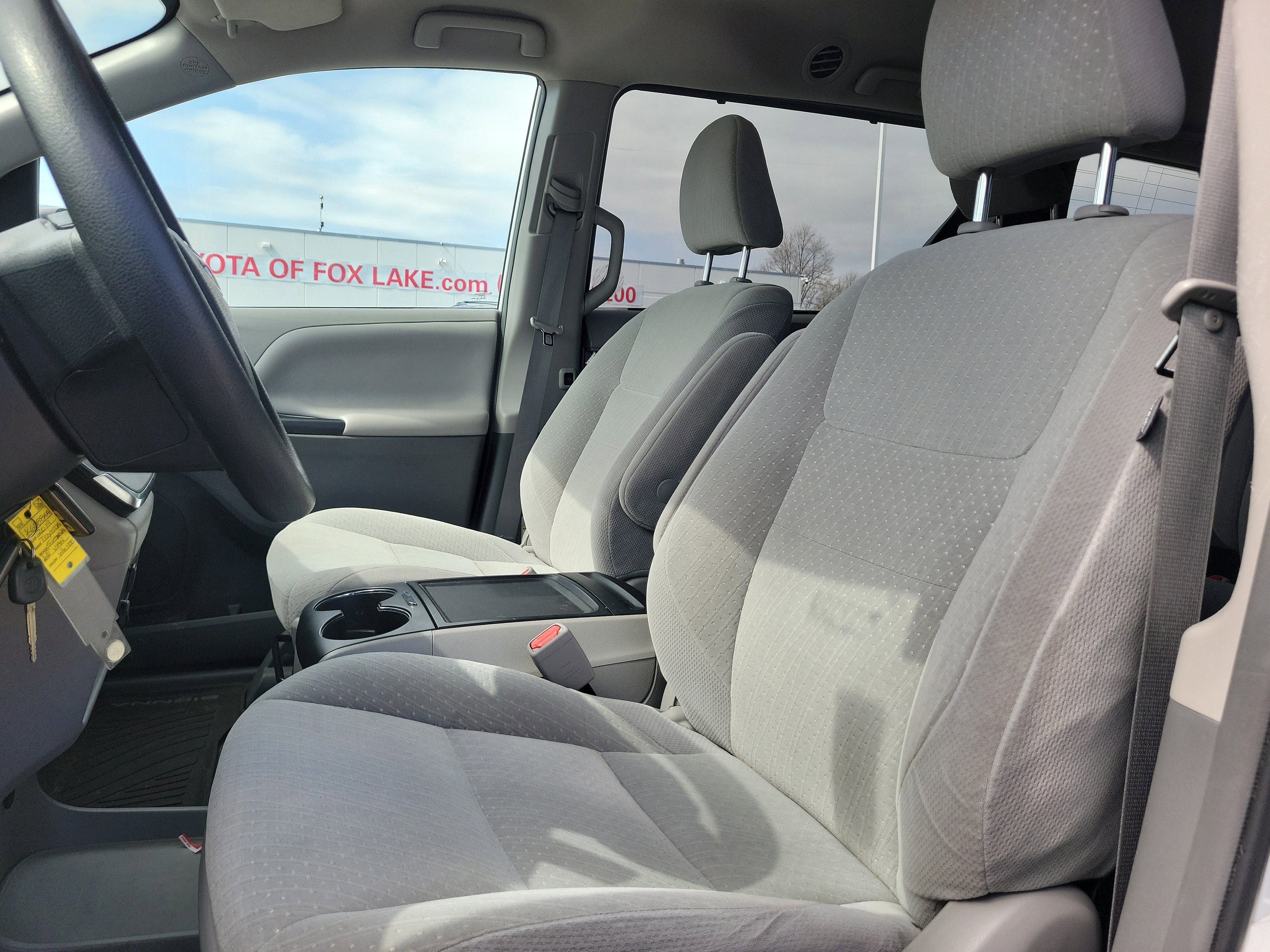 Used 2019 Toyota Sienna LE w/ Carpet Mat Package image 17