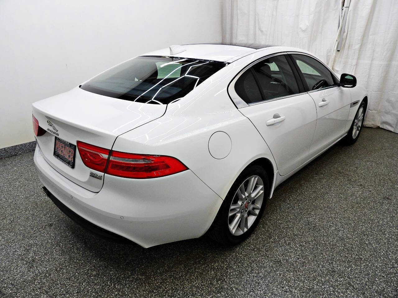Used 2019 Jaguar XE Premium image 6