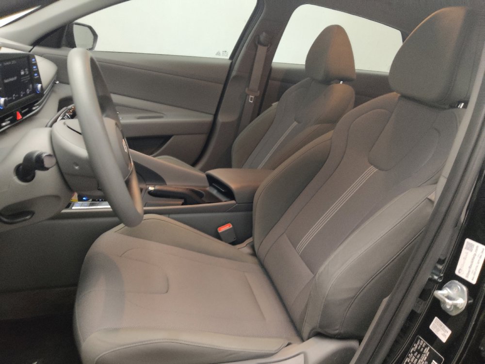 Used 2025 Hyundai Elantra SE image 17