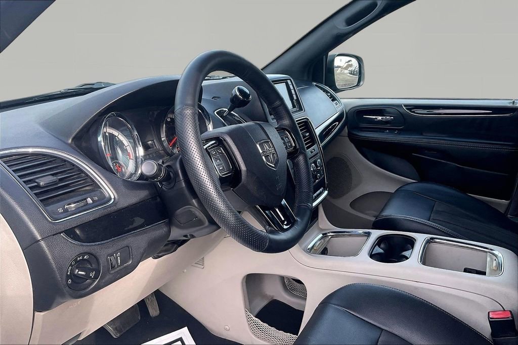 Used 2020 Dodge Grand Caravan SXT image 19