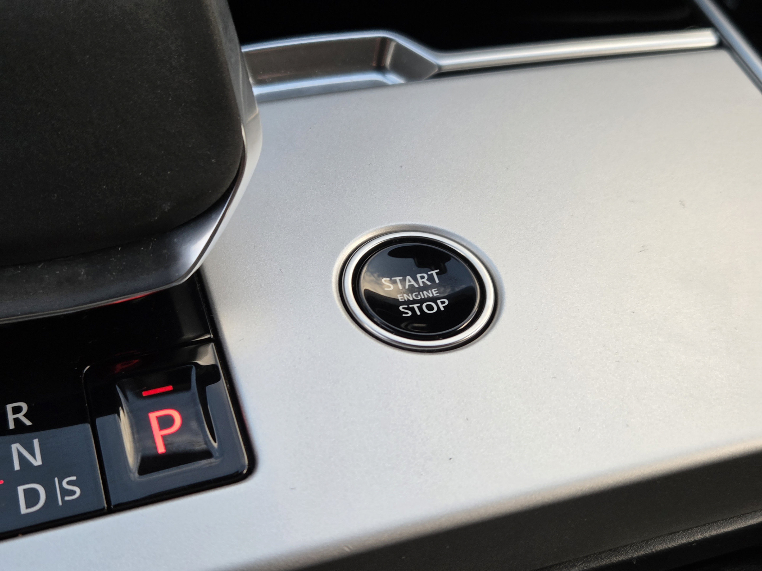Certified 2025 Land Rover Range Rover SE AWD/4WD image 16