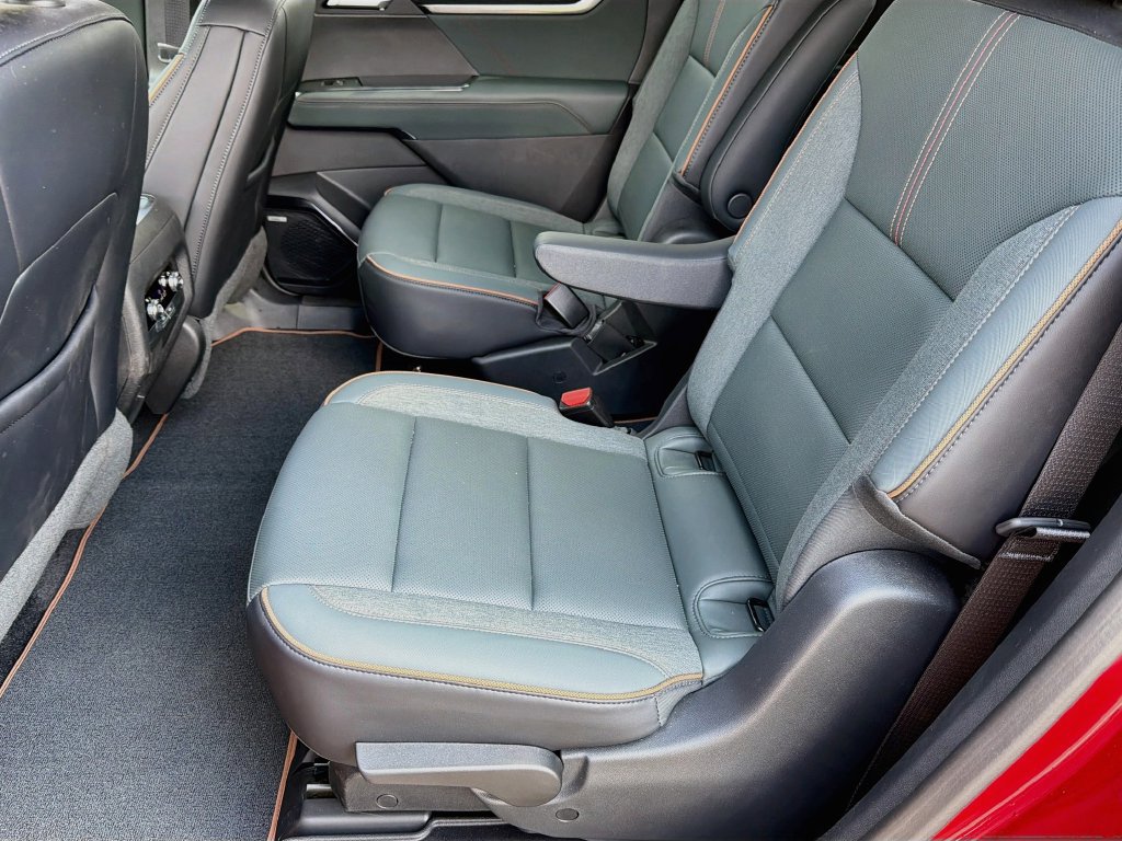 Used 2025 GMC Acadia AT4 AWD/4WD image 25