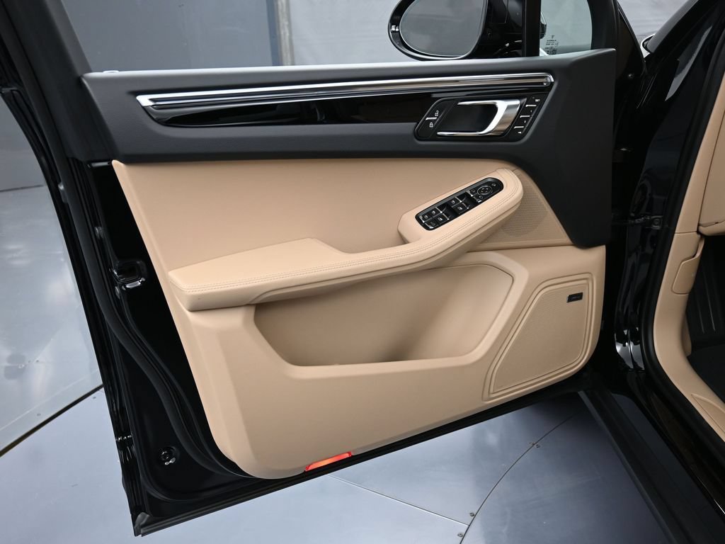 Certified 2026 Porsche Macan AWD/4WD image 15