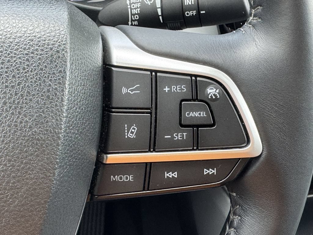 Used 2023 Toyota Highlander XLE AWD/4WD image 25