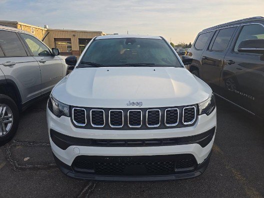 Used 2024 Jeep Compass Sport AWD/4WD image 2