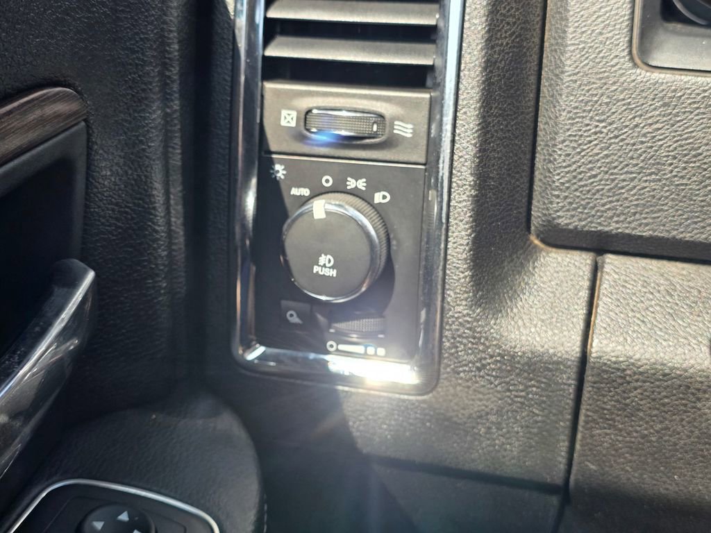 Used 2018 RAM 3500 Laramie w/ Convenience Group AWD/4WD image 32