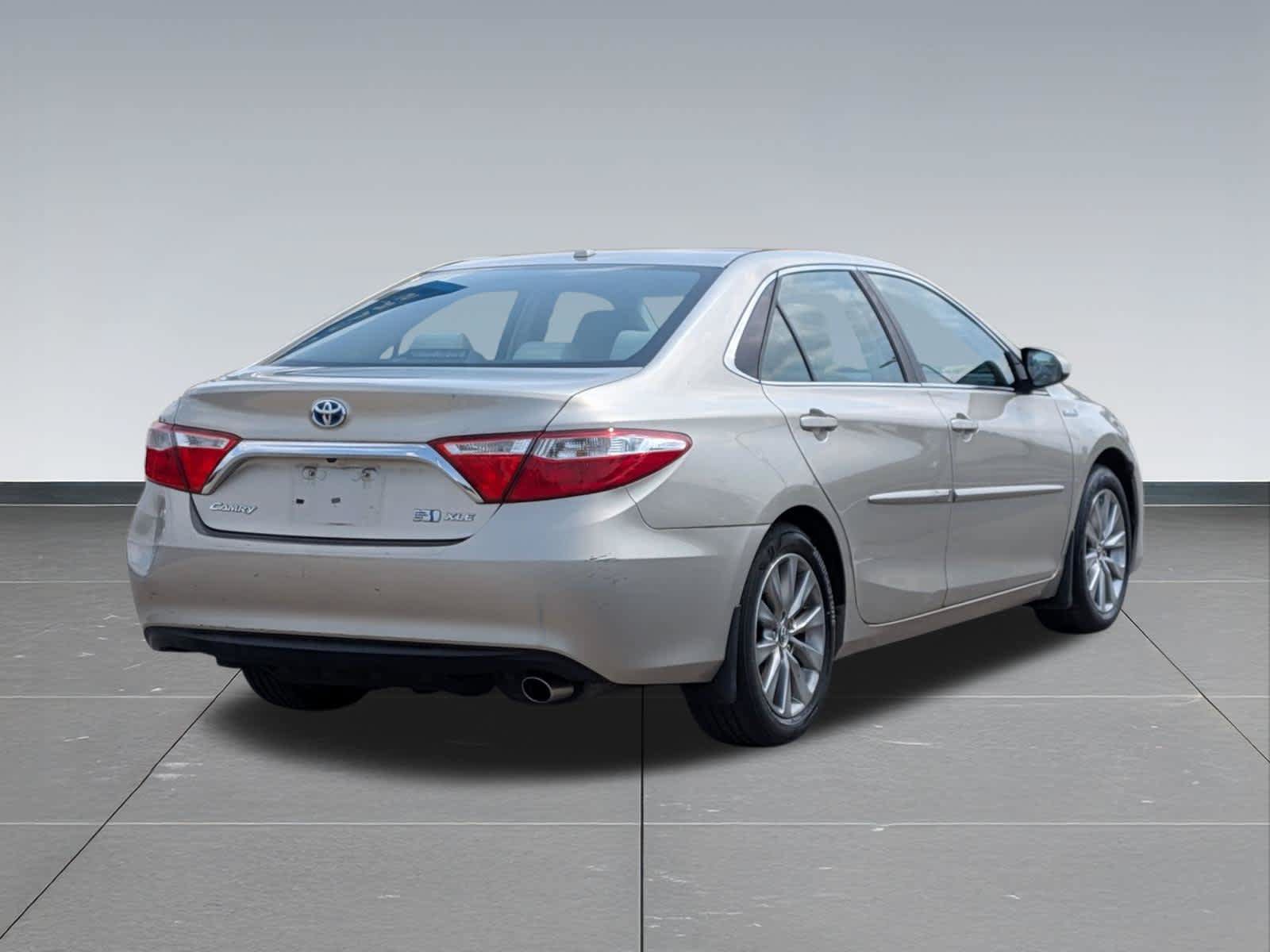 Used 2015 Toyota Camry XLE w/ Moonroof Package FWD image 4