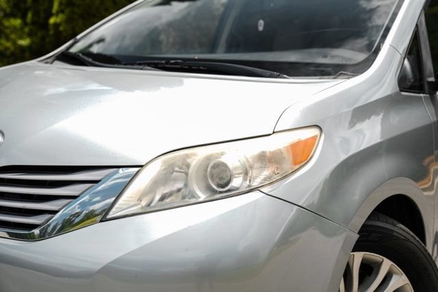 Used 2015 Toyota Sienna XLE w/ XLE Navigation Package FWD image 4
