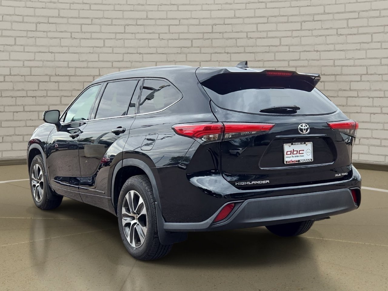 Used 2022 Toyota Highlander XLE AWD/4WD image 7