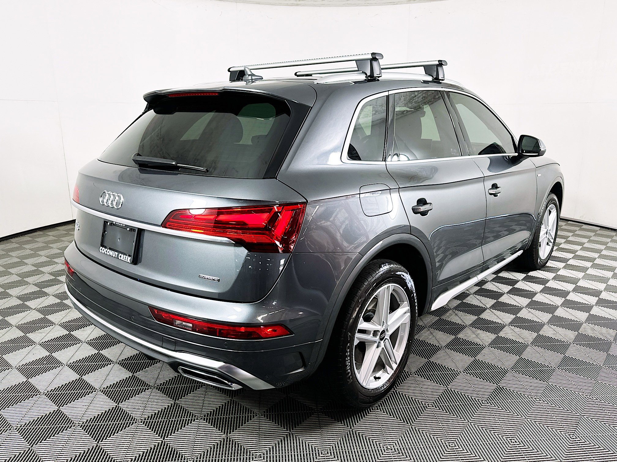 Used 2024 Audi Q5 e Premium Plus w/ Premium Plus Package image 3
