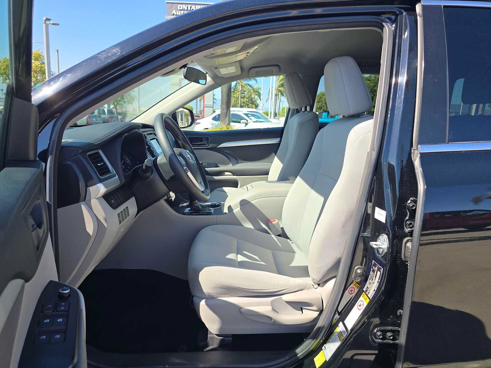 Used 2018 Toyota Highlander LE FWD image 21