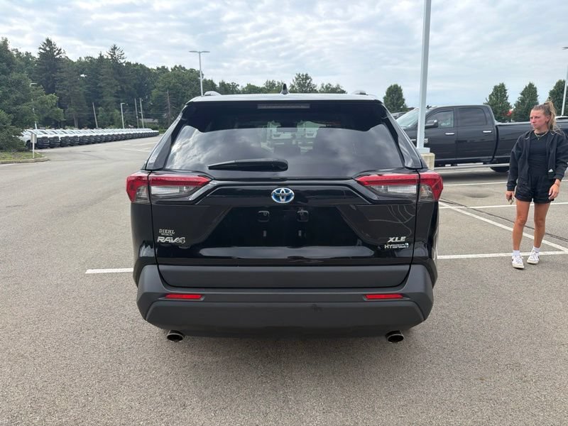 Used 2021 Toyota RAV4 XLE w/ Convenience Package AWD/4WD image 4