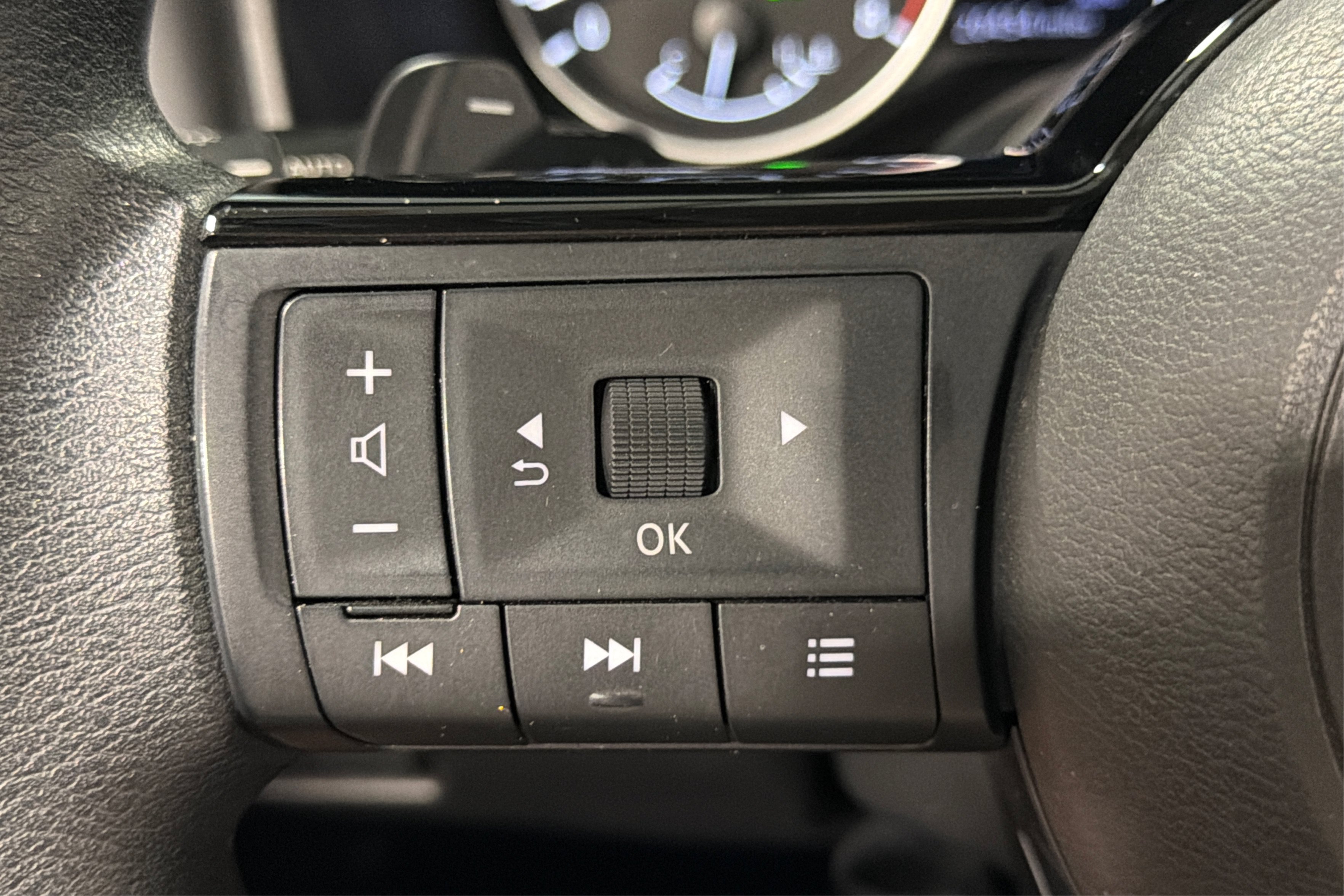 Used 2023 Nissan Rogue SV AWD/4WD image 22
