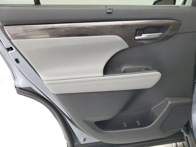 Used 2023 Toyota Highlander Platinum image 16