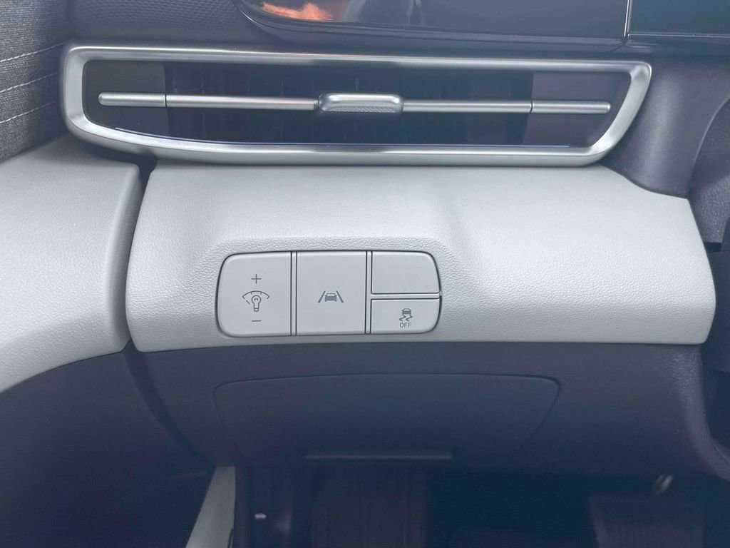 Used 2023 Hyundai Elantra Limited image 21