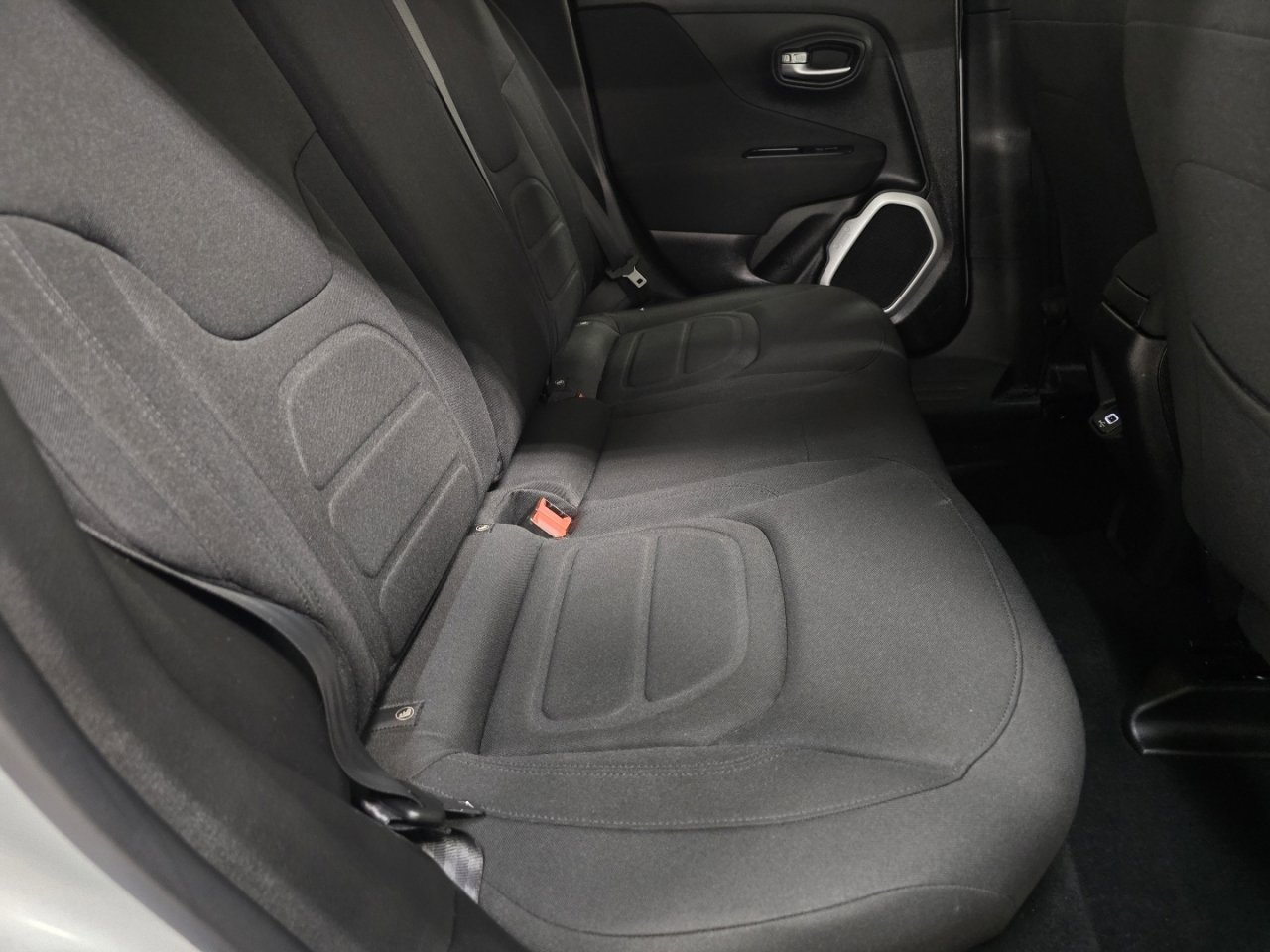 Used 2018 Jeep Renegade Latitude w/ Cold Weather Group image 15